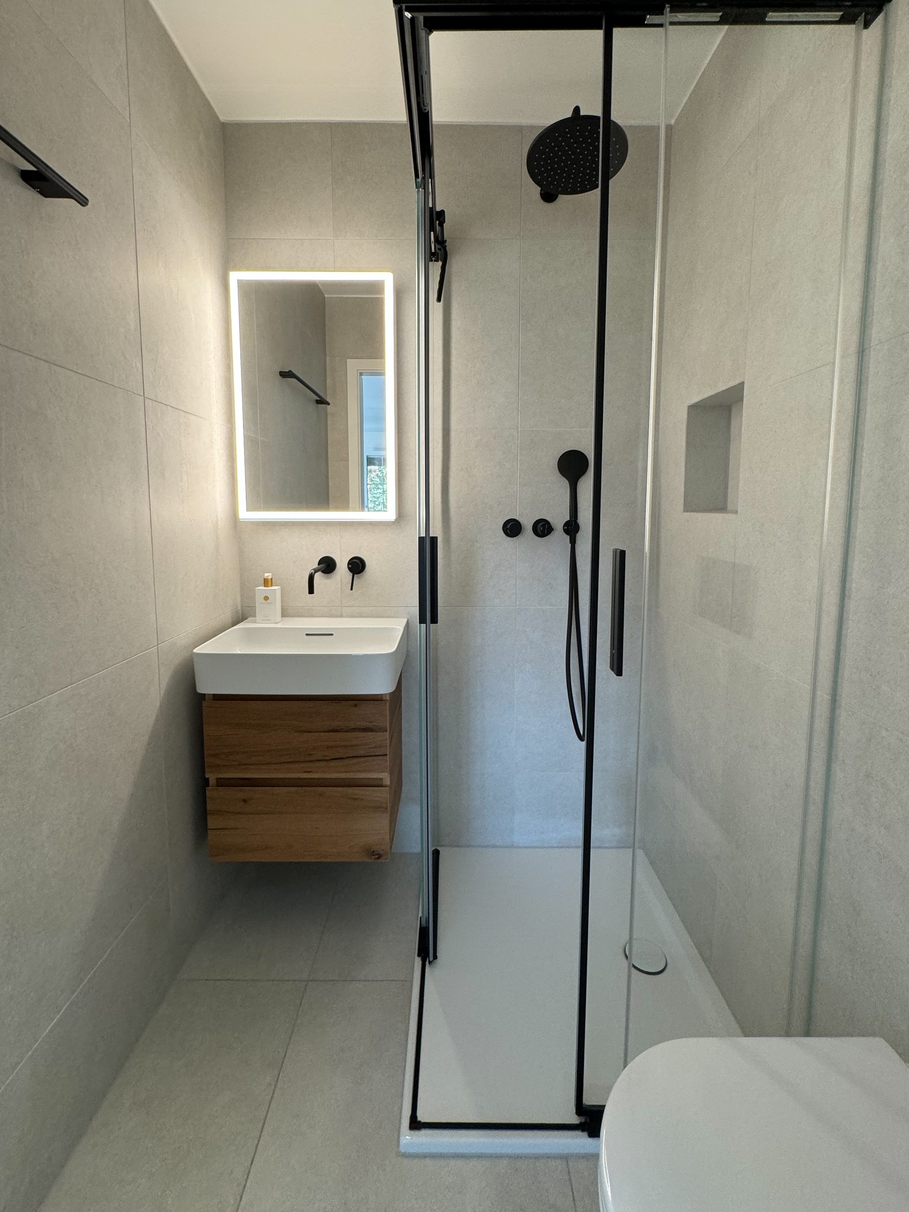 Douche et meuble bois – Bioley-Orjulaz